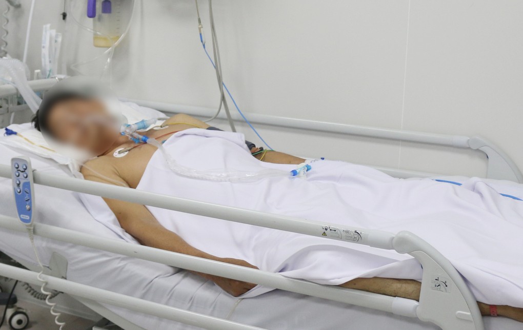 Thêm một người nhập viện do ngộ độc pate Minh Chay