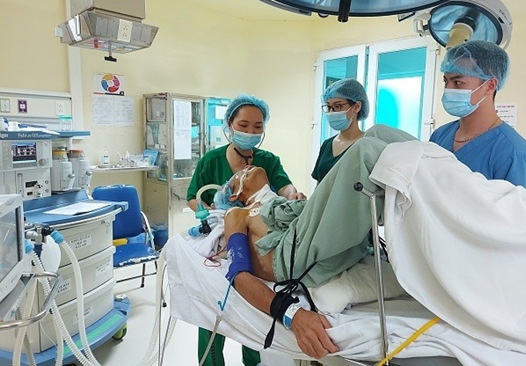 Các bác sĩ gây mê tiến hành phẫu thuật cho bệnh nhân trong tình trạng lưng gù 90 độ. Ảnh: Bệnh viện cung cấp
