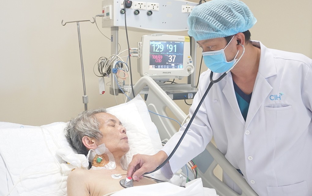 Bác sĩ Nguyễn Văn Nhôm kiểm tra sức khỏe cho bệnh nhân trong phòng hồi sức. Ảnh: Minh Tâm.