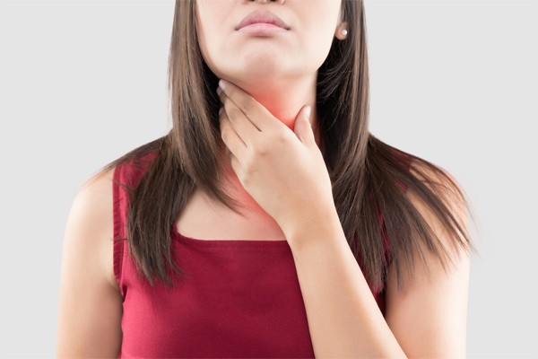 Dù không gây đau, khối u ở cổ vẫn là dấu hiệu cảnh báo một số bệnh. Ảnh minh họa: Your.md