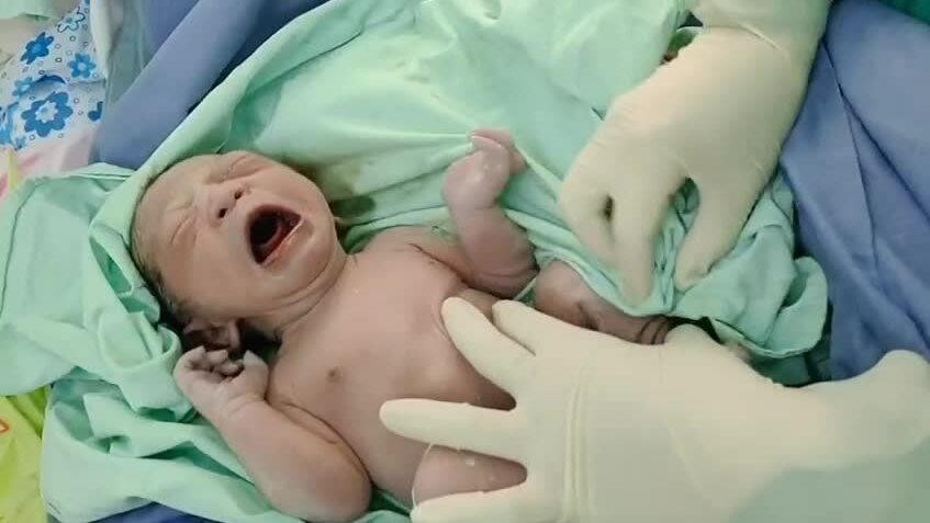 Bé gái chào đời khỏe mạnh. Ảnh xử lý từ video
