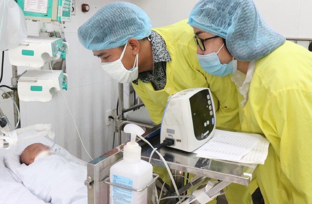 Em bé bị bỏ rơi cổng chùa được bố mẹ đến nhận