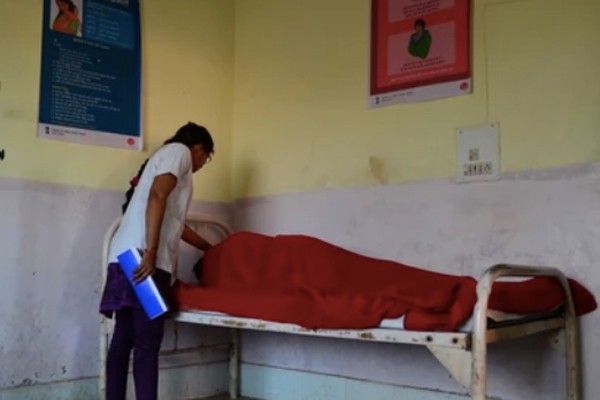 Các miền quê ở Ấn Độ thiếu bác sĩ trầm trọng, nên người dân thường tìm đến các 