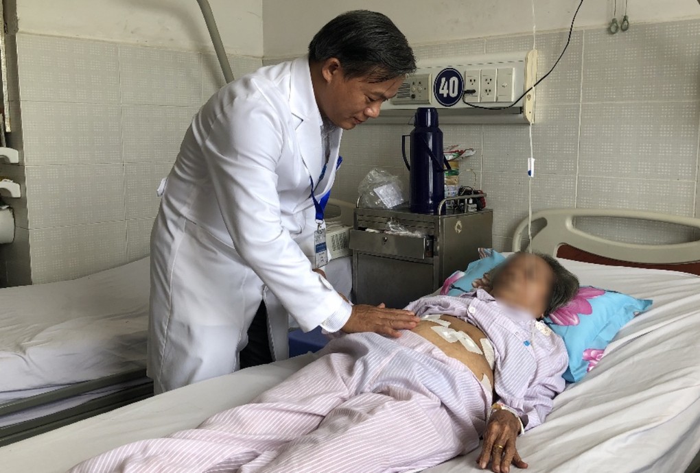 Dạ dày 'đi lạc' lên ngực cụ bà
