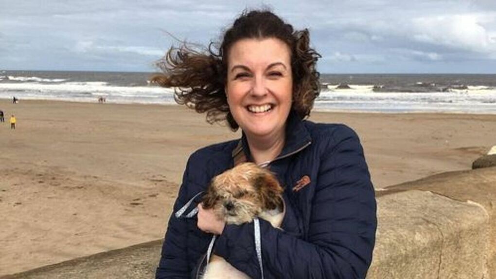 Clare, nữ y tá Anh mắc Parkinson từ khi 30 tuổi, cảm thấy may mắn khi mang những điều tốt đẹp đến với những bệnh nhân Parkinson. Ảnh: Huffingtonpost