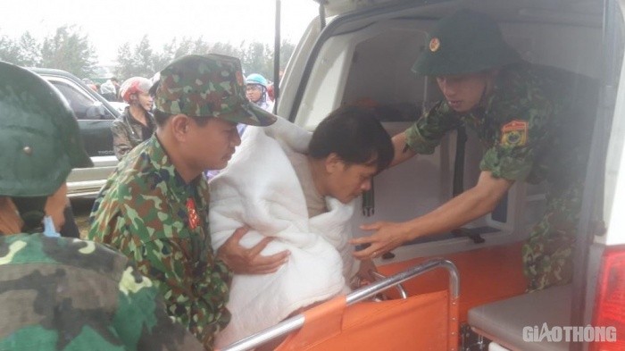 Thuyền viên tàu Vietship 01 được cứu nạn vào bờ và chuyển đến Bệnh viện đa khoa Quảng Trị điều trị