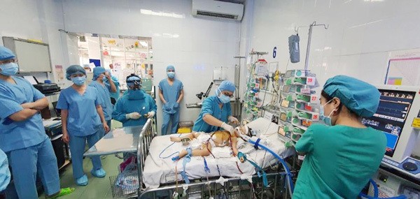 Bé gái mắc bệnh tim bẩm sinh tím hồi sinh nhờ ECMO