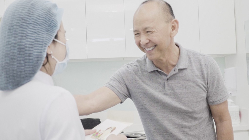 Michael Swift sau khi được phục hình toàn hàm răng. Ảnh: Jenny.