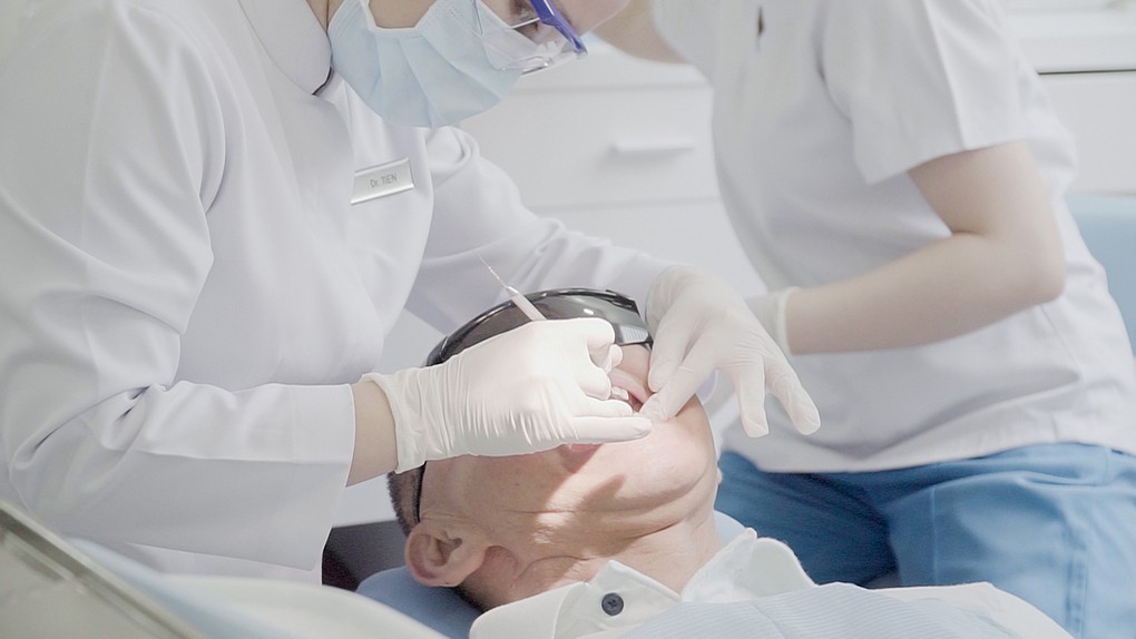 Ông Michael Swift chữa trị tại Việt Nam. Ảnh: Jenny.