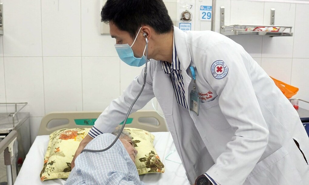Bác sĩ Hà khám cho một bệnh nhân tại Bệnh viện Thủ Đức. Ảnh: nhân vật cung cấp.