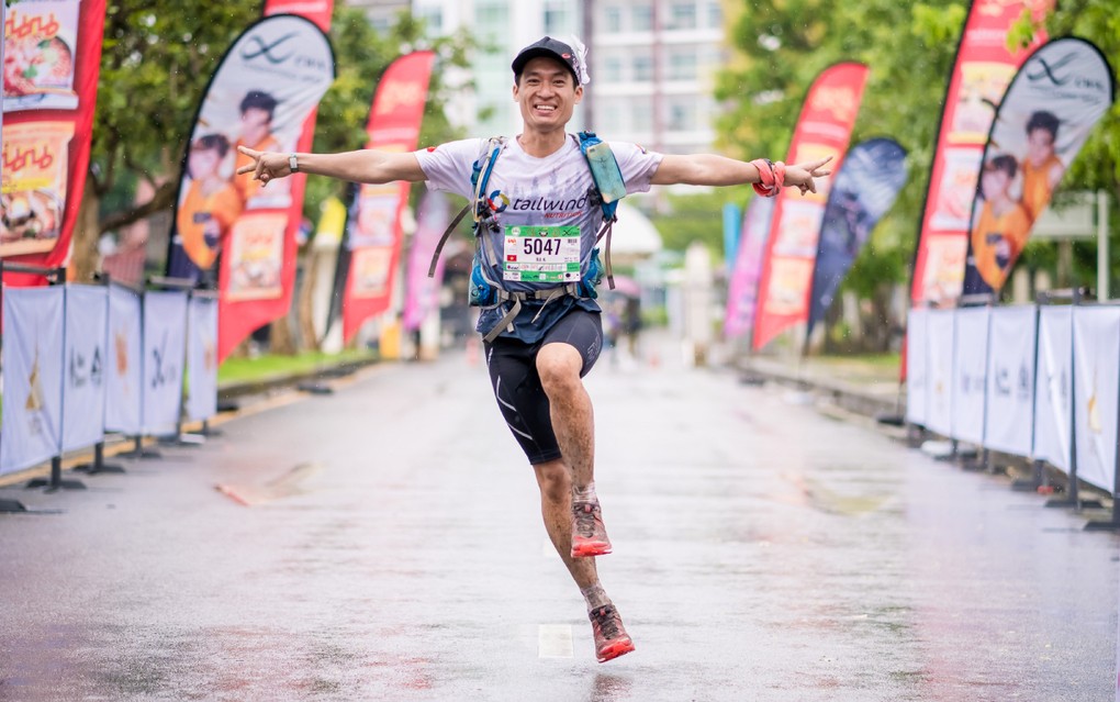 Niềm vui của bác sĩ Hà sau khi hoàn thành chặng đường chạy 105 km với hơn 6.000 m leo địa hình. Ảnh: Bác sĩ cung cấp.