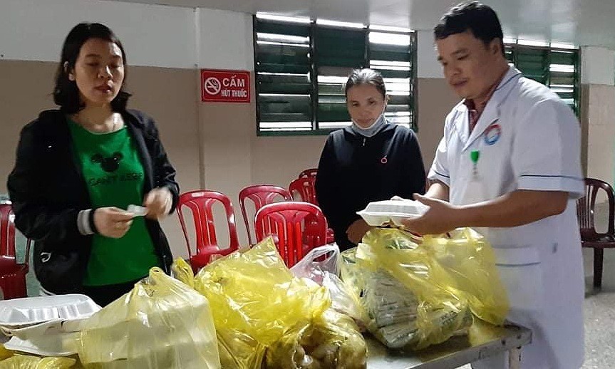 Hàng nghìn suất ăn miễn phí cho bệnh nhân kẹt ở viện do lũ