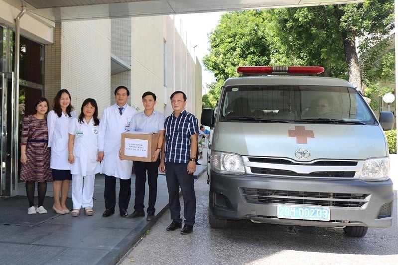 Bác sĩ chung tay hỗ trợ bệnh nhân vùng lũ