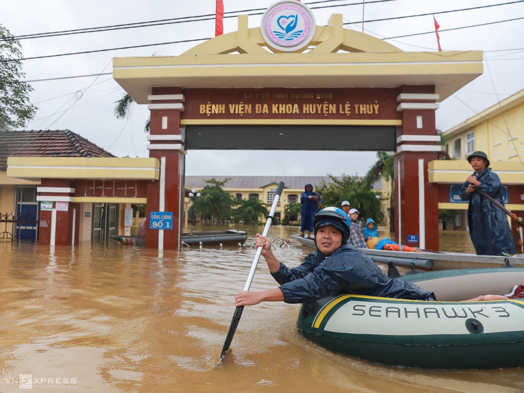 Đỡ đẻ dưới ánh đèn pin trong nước lụt