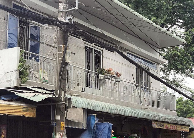 Hai bé bị cha đổ xăng phóng hỏa thoát nguy kịch