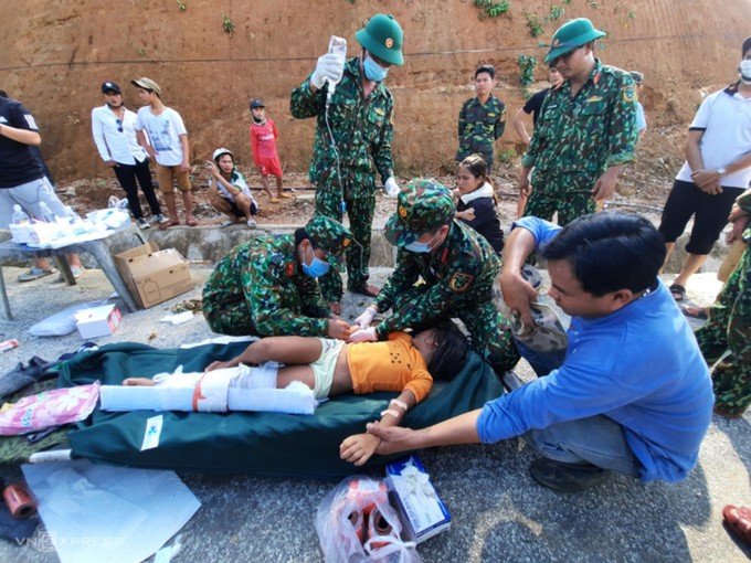 Một trong những nạn nhân bị thương đầu tiên được đưa ra khỏi hiện trường sạt lở. Bé gái được người thân khiêng bộ 15 km trước khi gặp lực lượng cứu hộ. Ảnh: Đắc Thành.