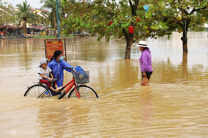 Nước lũ dâng ở Hội An