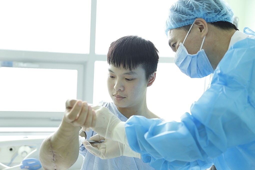 Thanh niên được ghép tay đang tập phục hồi chức năng. Ảnh: Bệnh viện cung cấp.
