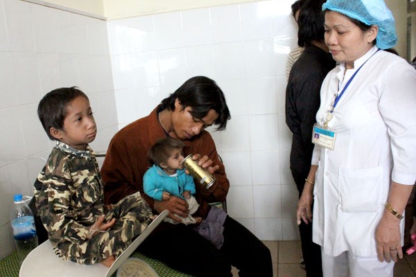Đinh Văn Khít và Đinh Văn K'Rể cùng đến khám tại BVĐK Quảng Ngãi năm 2014
