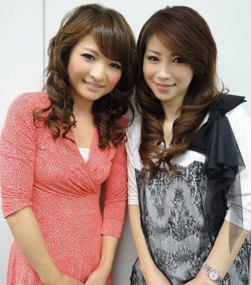 Mizutani (phải) và con gái