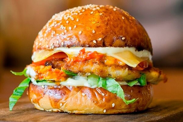 Bé trai Hà Nội sốc phản vệ nguy kịch sau ăn 1 chiếc burger