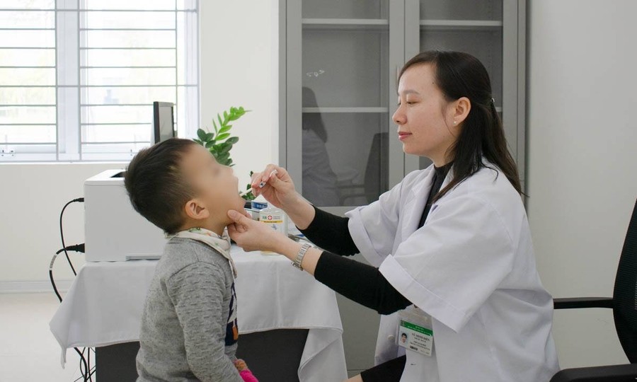 Mùa lạnh nhiều trẻ nhỏ bị bệnh hô hấp, được đưa đến bệnh viện khám. Ảnh: Bác sĩ cung cấp