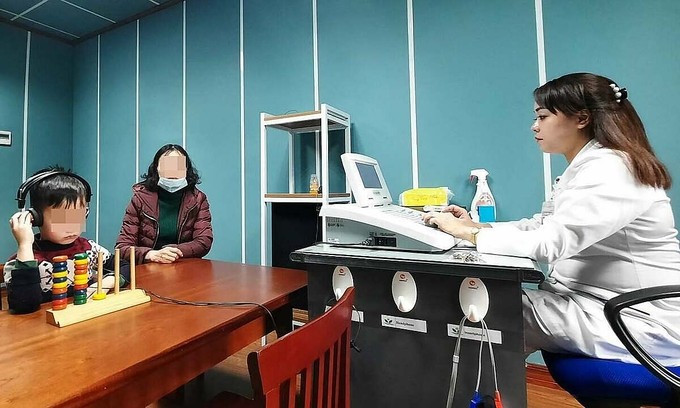 Trẻ được đo sức nghe tại Trung Tâm thính học và Trị liệu ngôn ngữ. Ảnh: Khánh Chi.