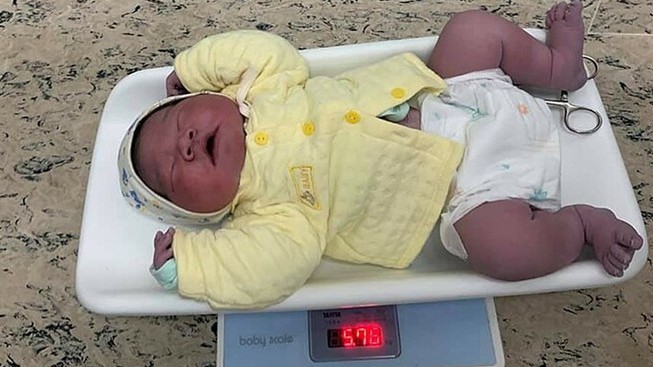 Bé chào đời nặng gần 6 kg