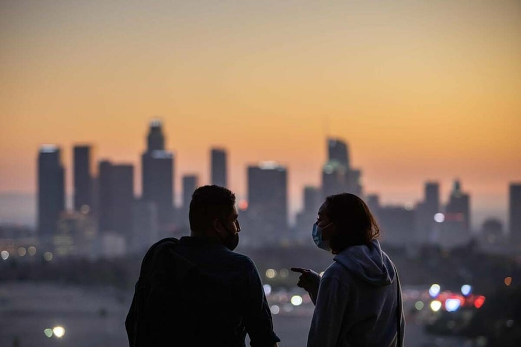 Một cặp vợ chồng đeo khẩu trang và ngắm hoàng hôn từ Công viên Elysian ở Los Angeles, California, Mỹ, tháng 11/2020. Ảnh: AFP