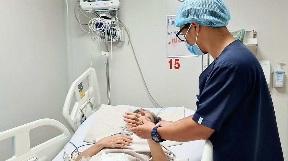 Người phụ nữ ngộ độc pate Minh Chay cai máy thở sau 5 tháng nằm viện