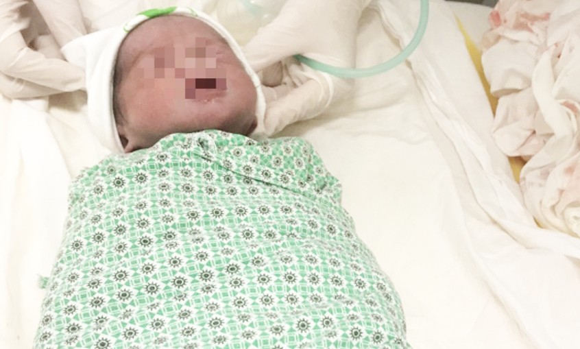 Bé trai chào đời khỏe mạnh, đang được theo dõi tại khoa Sơ sinh, Bệnh viện Phụ Sản Hà Nội. Ảnh: Bệnh viện cung cấp