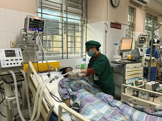 Bác sĩ chăm sóc một bệnh nhân đột quỵ. Ảnh: Bác sĩ cung cấp.