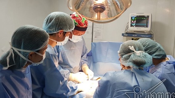 Ngực to gấp 4 người lớn, nữ sinh 14 tuổi phải phẫu thuật thu nhỏ