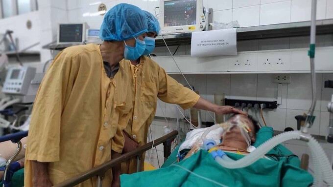 Người thân gặp mặt Phong lần cuối trước khi hiến tạng con. Ảnh: Kim Oanh.