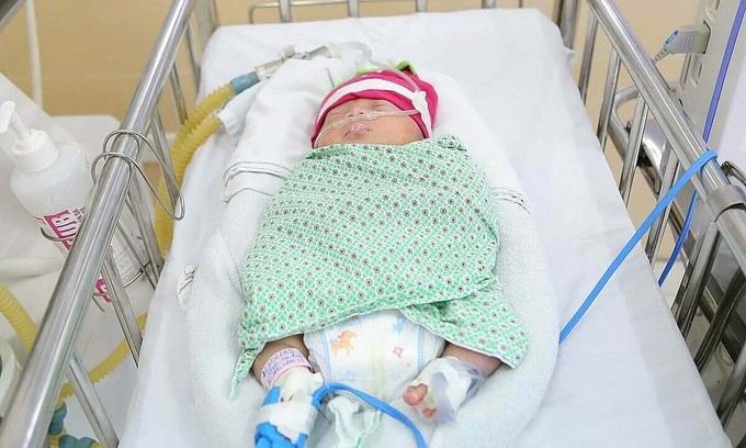Em bé đang được chăm sóc tại Bệnh viện Đa khoa Đức Giang. Ảnh: Bệnh viện cung cấp.