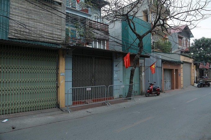 Khu vực nhà của bệnh nhân 1694 ở đường Phúc Diễn, Nam Từ Liêm, Hà Nội, bị cách ly. Ảnh: Văn Phong.