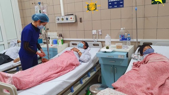 Ăn nấm trắng cực độc, gia đình trẻ 4 người cấp cứu
