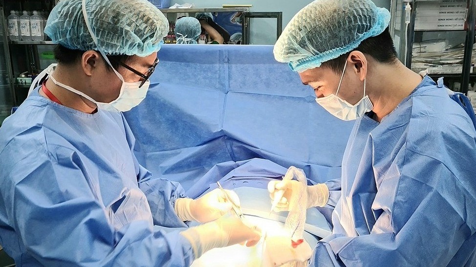 Thiếu niên phải cắt bỏ một tinh hoàn do xoắn dây tinh