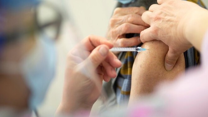 Phản ứng phụ sau khi tiêm vaccine AstraZeneca