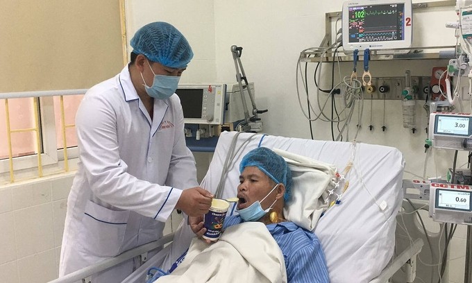 Bệnh nhân Thơ đang được chăm sóc tại Bệnh viện E. Ảnh: Lê Nga.