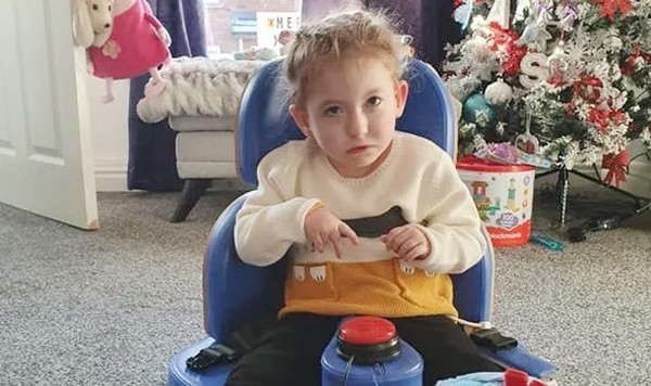 Cô bé không thể biểu đạt cảm xúc, suy nghĩ của mình