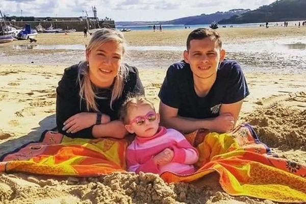 Bé Freya và bố mẹ