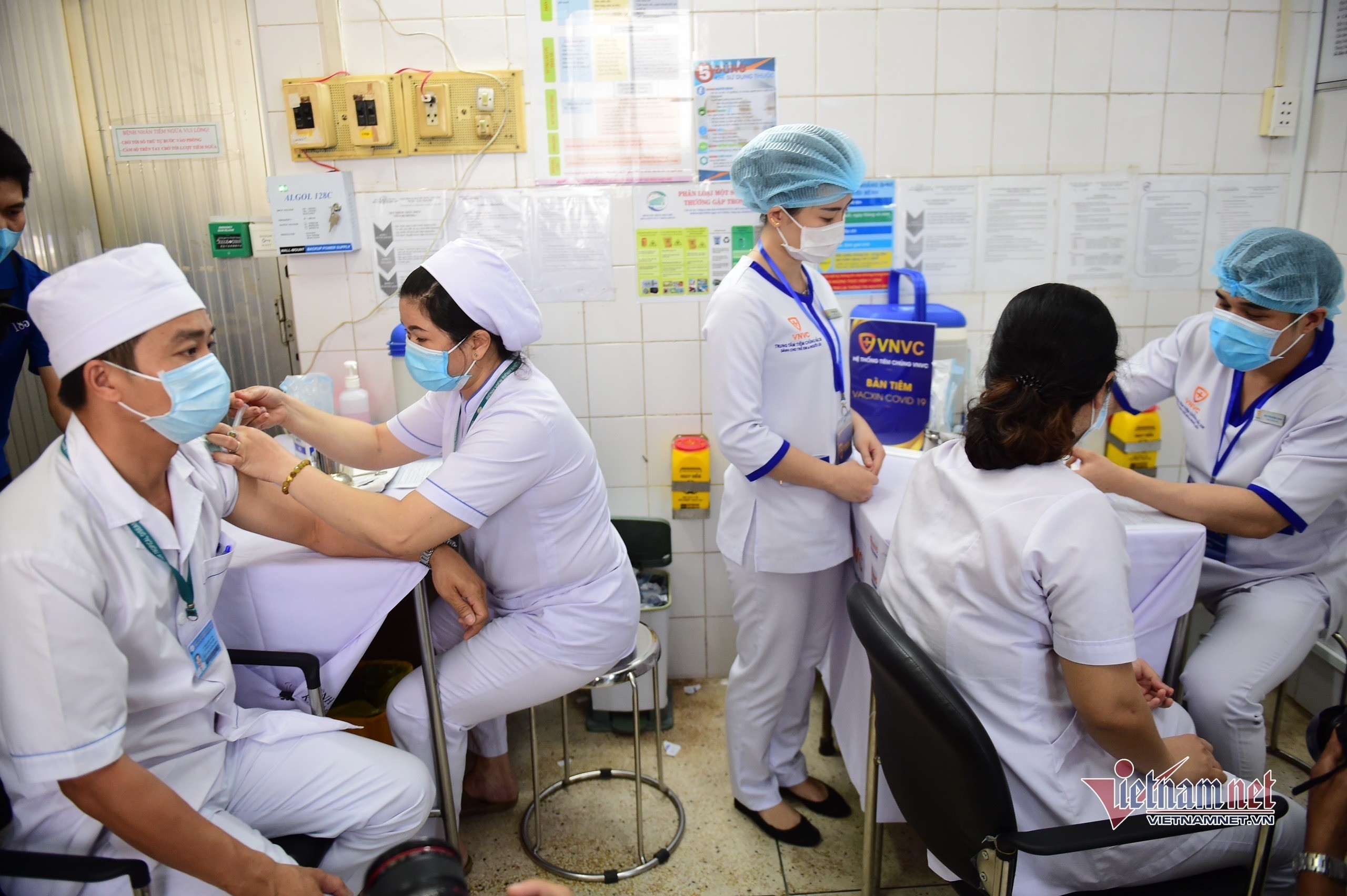 Tiêm chủng vắc xin phòng Covid-19 tại TP.HCM ngày 8/3 - Ảnh: Thanh Tùng