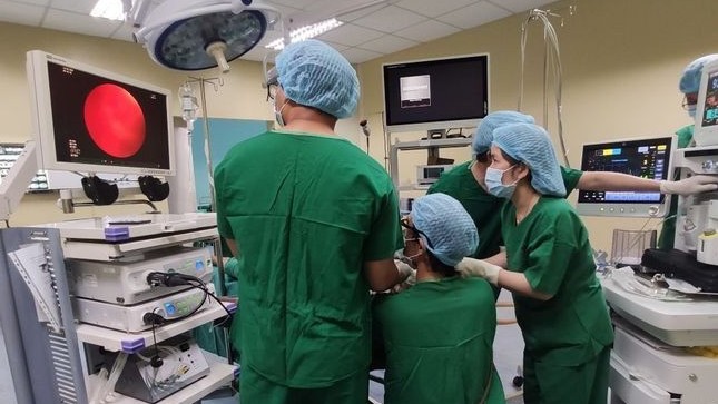 Cá sống chui tọt vào họng nam thanh niên