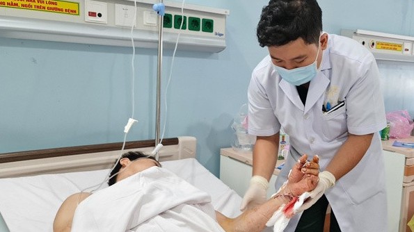 Nối thành công bàn tay đứt lìa cho 2 nam thanh niên