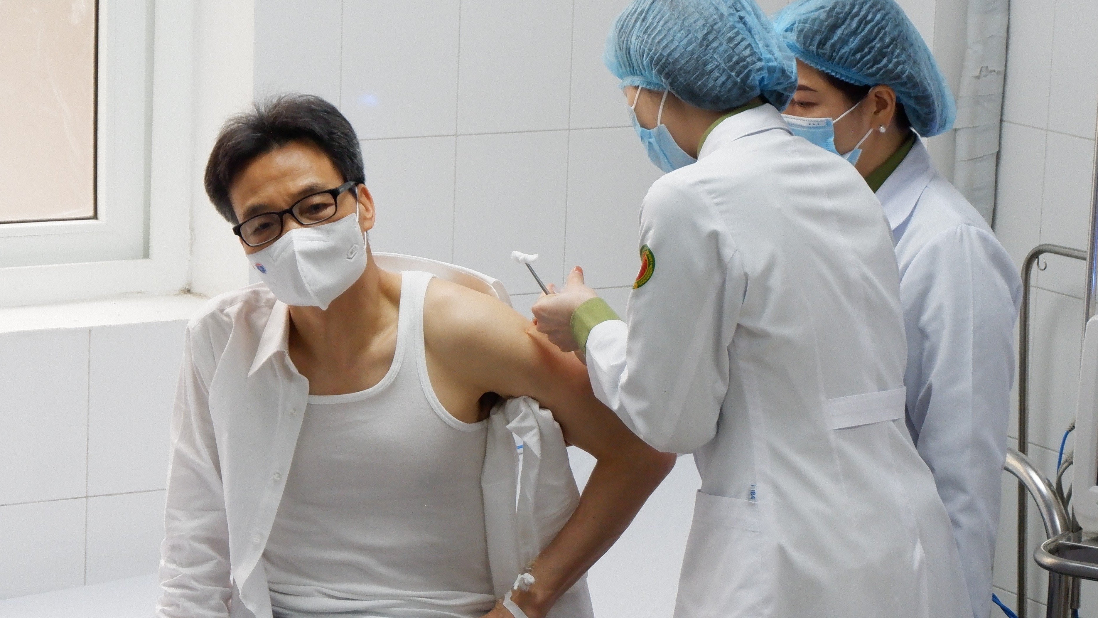 Phó Thủ tướng Vũ Đức Đam tiêm thử nghiệm vắc xin Covid-19 của Việt Nam