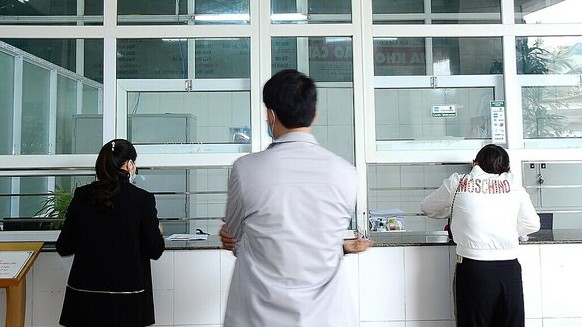 Người Việt bỏ tiền túi cho y tế cao gấp đôi khuyến cáo