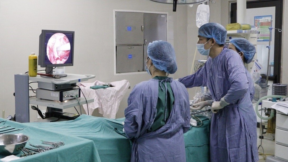 Bé gái 7 tuổi mắc u buồng trứng