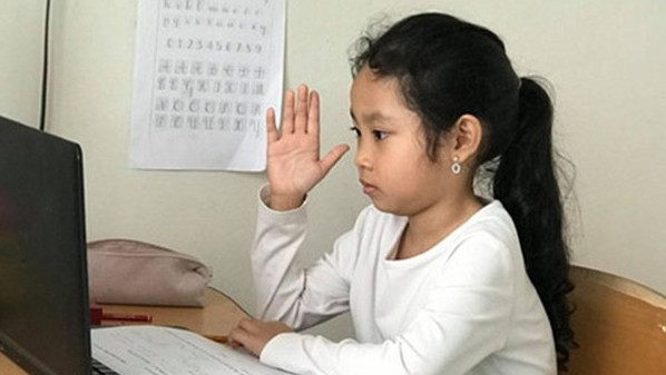 Hanoi parents struggle to find day care for kids as schools close