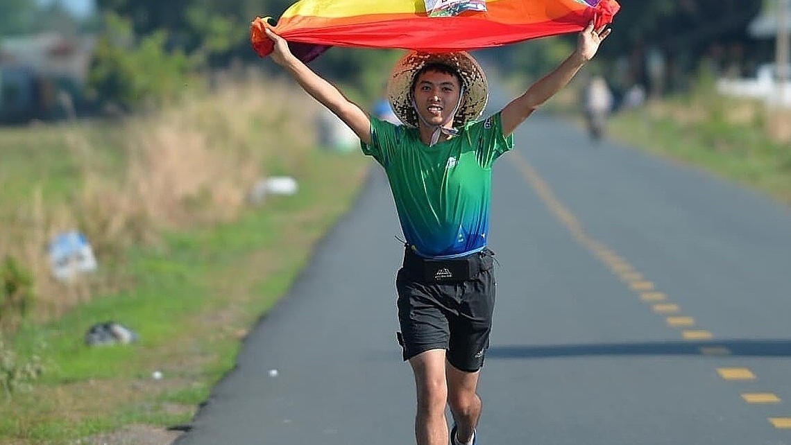 Marathon running barber bears LGBT standard